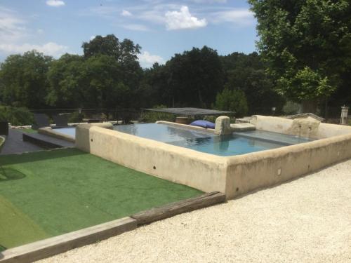 Bâtisse dans un domaine provençal - Location saisonnière - Bollène