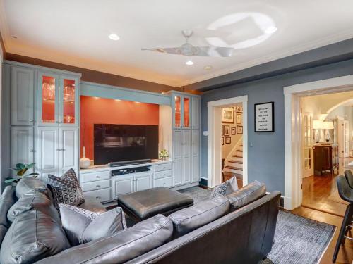 Beautiful Estate Home Facing Monterey Square - image 9
