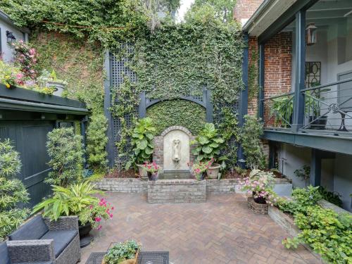 Beautiful Estate Home Facing Monterey Square - image 14