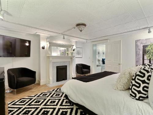 Beautiful Estate Home Facing Monterey Square - main image