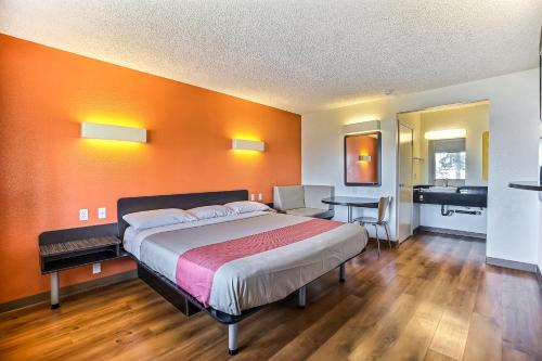 Motel 6-Oakland, CA - Embarcadero