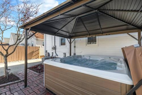 Parma Home w/ Hot Tub and Arcade room! in 布魯克林 (OH)