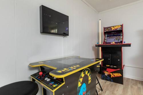 Parma Home w/ Hot Tub and Arcade room! in بروكلين - أوهايو