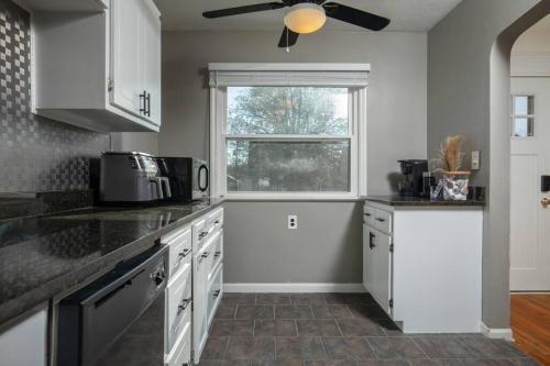 Parma Home w/ Hot Tub and Arcade room! in بروكلين - أوهايو