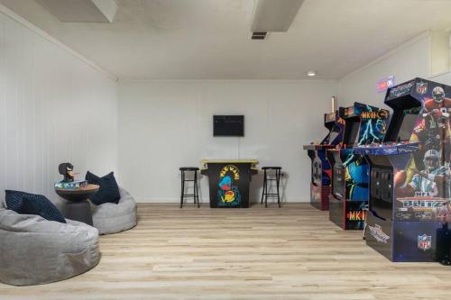 Parma Home w/ Hot Tub and Arcade room! in بروكلين - أوهايو