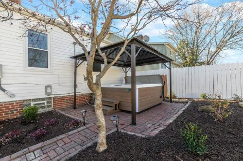 Parma Home w/ Hot Tub and Arcade room! in بروكلين - أوهايو