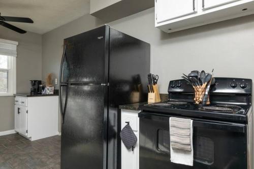 Parma Home w/ Hot Tub and Arcade room! in بروكلين - أوهايو