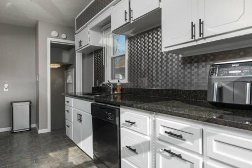 Parma Home w/ Hot Tub and Arcade room! in بروكلين - أوهايو