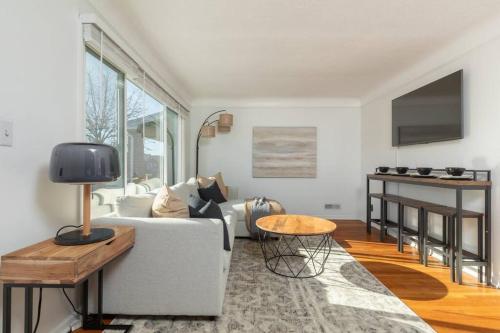 Parma Home w/ Hot Tub and Arcade room! in بروكلين - أوهايو