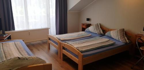 3 twin beds