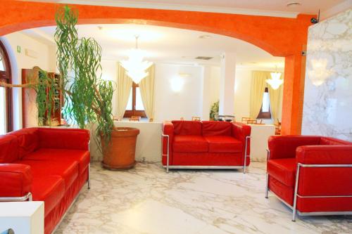 Фойє, Hotel Pisacane in Сапрі