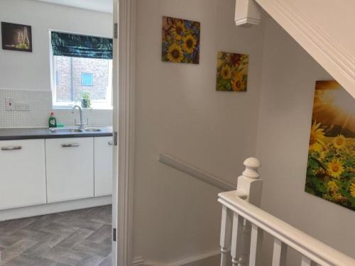 Konyha, Warm & Cosy Homely 4 BDR Chesterton House w High Speed WIFI, Big Garden & Free Parking in Arbury