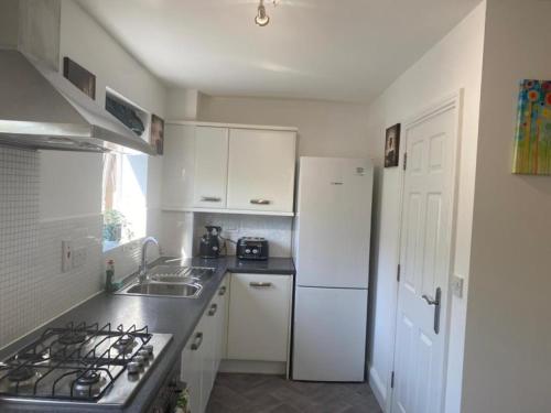 Konyha, Warm & Cosy Homely 4 BDR Chesterton House w High Speed WIFI, Big Garden & Free Parking in Arbury