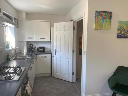 Konyha, Warm & Cosy Homely 4 BDR Chesterton House w High Speed WIFI, Big Garden & Free Parking in Arbury