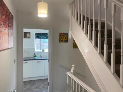 Konyha, Warm & Cosy Homely 4 BDR Chesterton House w High Speed WIFI, Big Garden & Free Parking in Arbury