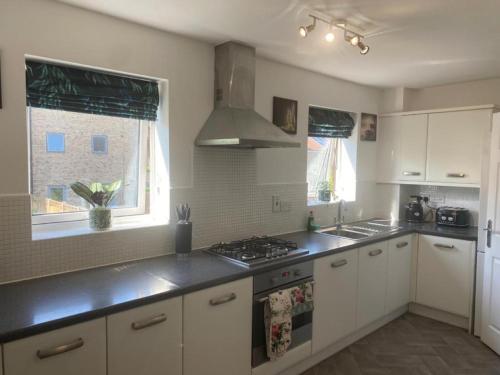 Konyha, Warm & Cosy Homely 4 BDR Chesterton House w High Speed WIFI, Big Garden & Free Parking in Arbury