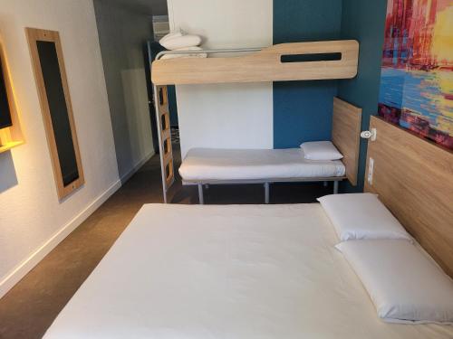 1 Double Bed 2 Single Beds