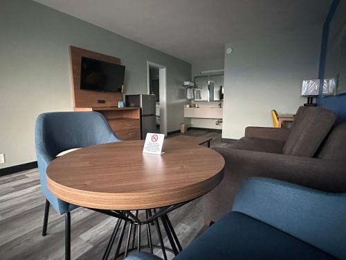 Days Inn by Wyndham Jennings - image 11