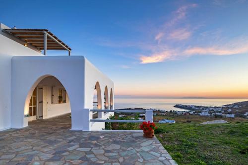 Villa Delfina, a Cycladic Gem with Stunning Sea Views! - Location, gîte - Liaropá