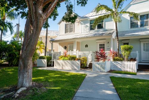 Kilátás, Beach House Getaway - 2BR 2-5BA Coastal Villa in Duck Key (Florida)
