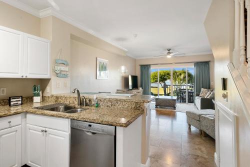 Konyha, Beach House Getaway - 2BR 2-5BA Coastal Villa in Duck Key (Florida)