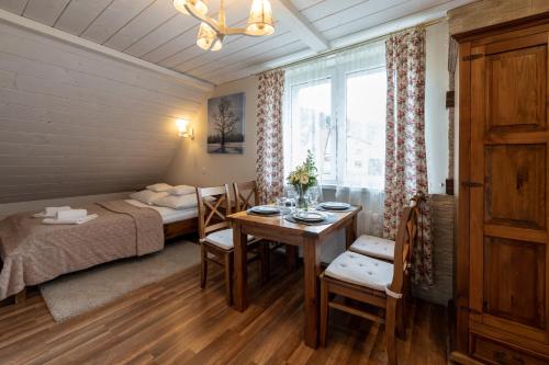 1 double bed, 2 twin beds