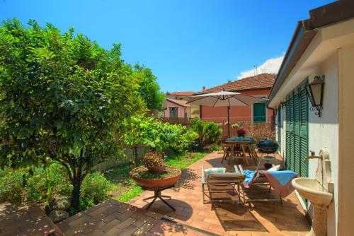  casa con giardino, garage, wi-fi, 2 bagni e AC in una camera da letto in Imperia