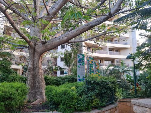 外観, Amazing Apartment in Raanana up to 5 Guests - Swimming pool & Jacuzzi in ラーナナ