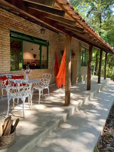 Casa charmosa em condomínio arborizado