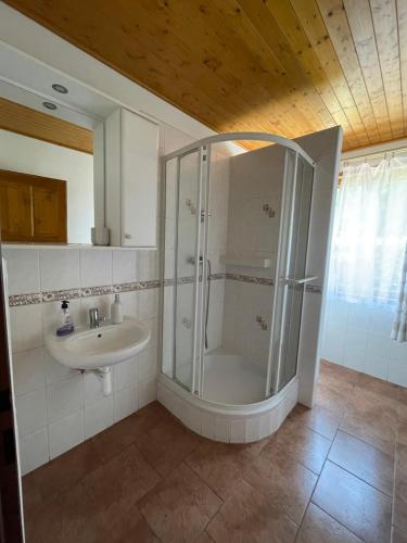 ฝักบัว, Chata Brodský E1062 (Chata Brodsky E1062) in เซอร์เวนี คอสเตเลซ