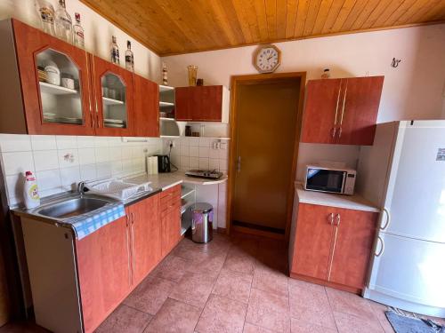 Chata Brodský E1062 (Chata Brodsky E1062) in เซอร์เวนี คอสเตเลซ