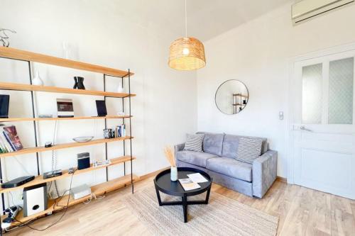 Felix Faure 1mn walking to le Palais 6 people - main image