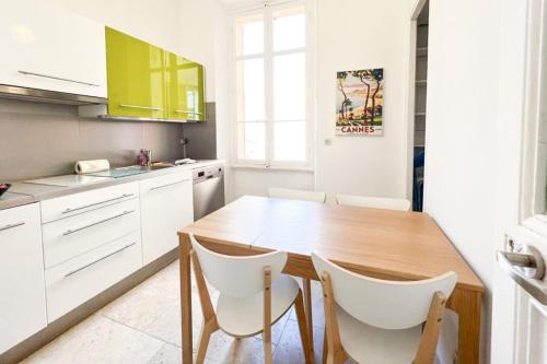 Felix Faure 1mn walking to le Palais 6 people - image 5