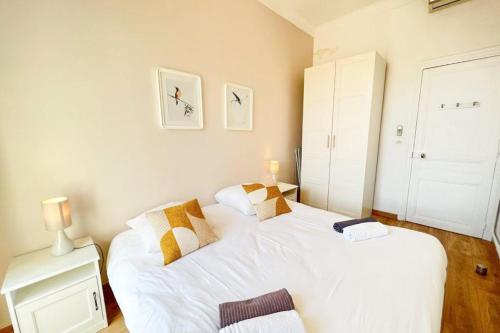 Felix Faure 1mn walking to le Palais 6 people - image 10