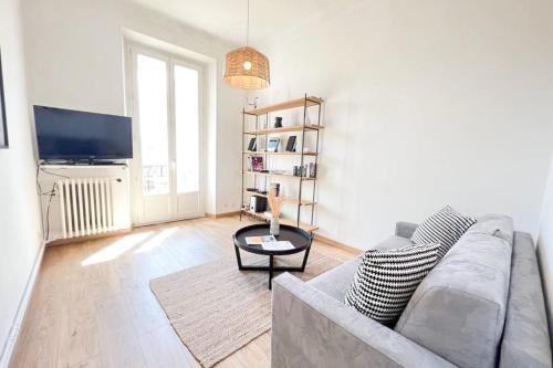 Felix Faure 1mn walking to le Palais 6 people - image 2