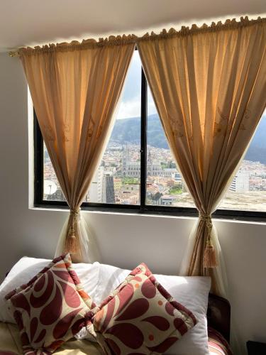 Hostal La Terraza - Roof Terrace Overlooking The North and Historic Centre in Itchimbia