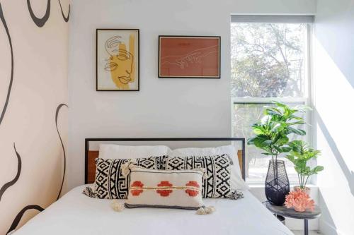 Hollywood Art House with Bright Sunlight in Los Angeles, USA