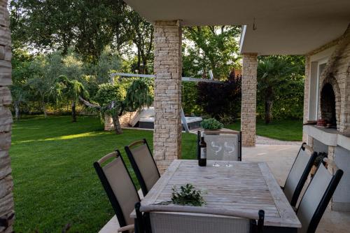 Létesítmények, Apartments Villa Sotlar with pool in Čepljani