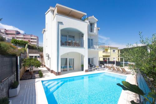 Luxury villa apt with 40 sqm heated communal pool & gym, only 200m to beach