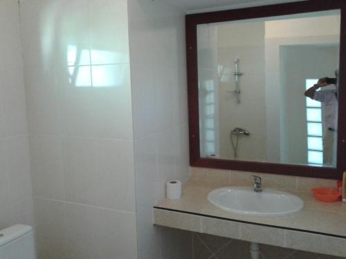 חדר אמבטיה, AR Sun Hotel in דיאגו סוארז