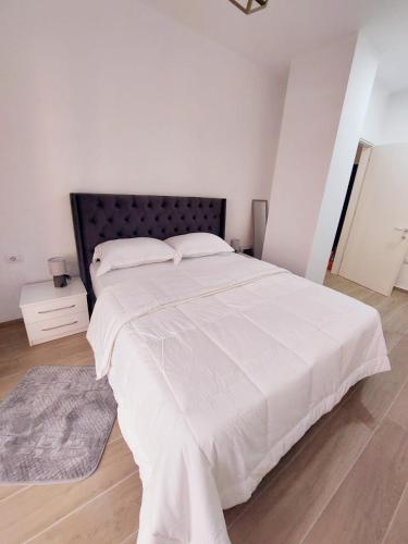 One-Bedroom Apartment image 4