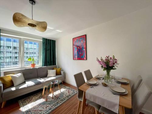 oompH Modern Apartment with Balcony - Tap to explore photos