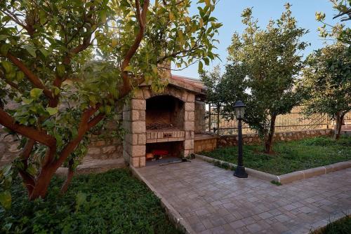 House with Garden &Sauna, 15-Min Walk to the Beach in Rijeka Rezevici