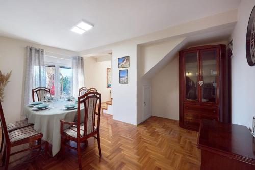 House with Garden &Sauna, 15-Min Walk to the Beach in Rijeka Rezevici