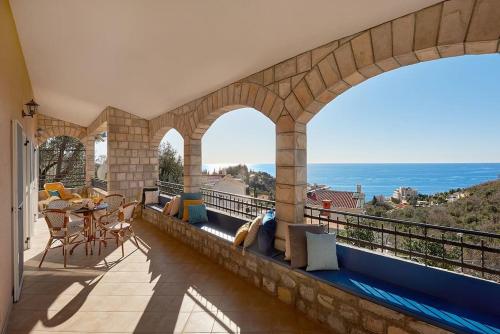 House with Garden &Sauna, 15-Min Walk to the Beach in Rijeka Rezevici