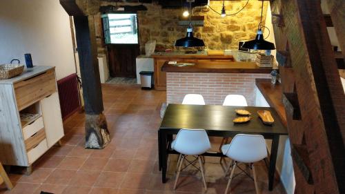 ห้องครัว, Pidream Cottage . Cabañas de Pisueña (Pidream Cottage . Cabanas de Pisuena) in โซโม