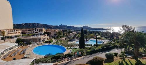 Swimming pool, Agay Cap Esterel Le Hameau F2 Clim plein sud dernier etage Magnifique vue mer in Saint-Raphael