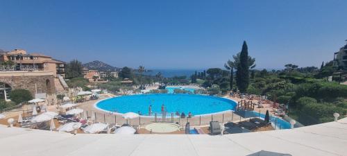 Swimming pool, Agay Cap Esterel Le Hameau F2 Clim plein sud dernier etage Magnifique vue mer in Saint-Raphael