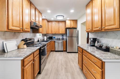 Fantastic retreat 5min from Village with media room and sauna! in Stowe, USA