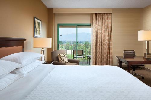 Club level, Guest room, 1 King, High floor, Balcony